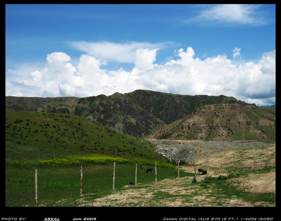 牧区风光<br />
营地附近的山中的牧区风光