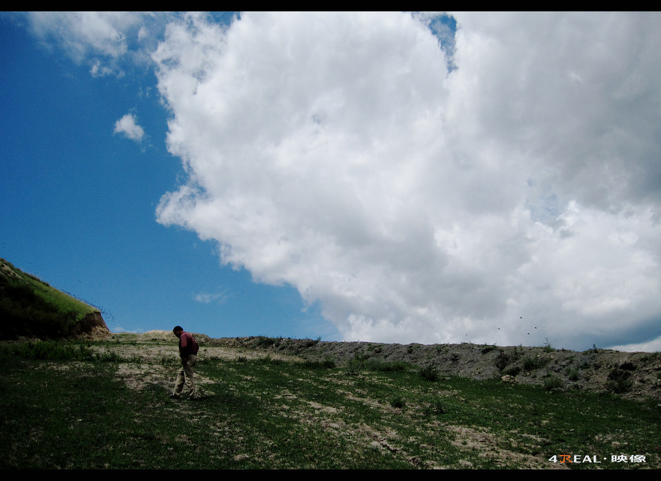 天空触手可及<br />
与同事中午去山上捡蘑菇，感觉天空跳一下就能够着