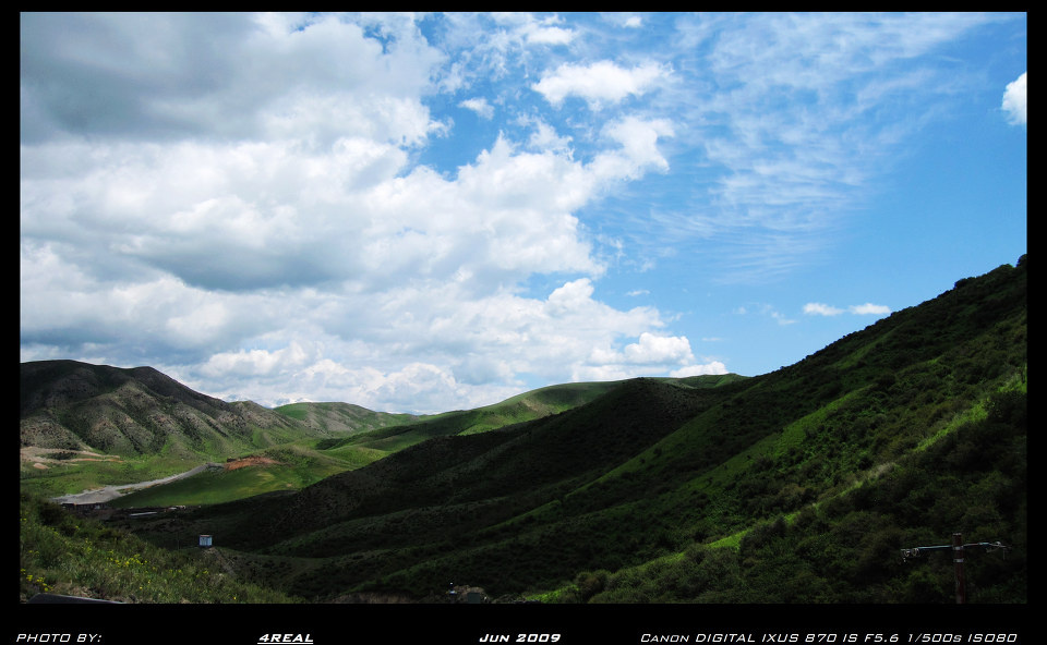 天空与大地<br />
在这里出差的时候喜欢爬山，在满是草的山顶，吹着风看天空会感到十分的平静。