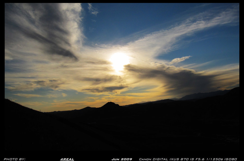 风云<br />
平淡的傍晚，看气流拉扯的云层，如同整个世界，安静却又暗藏力量，驱动你我四处奔走。