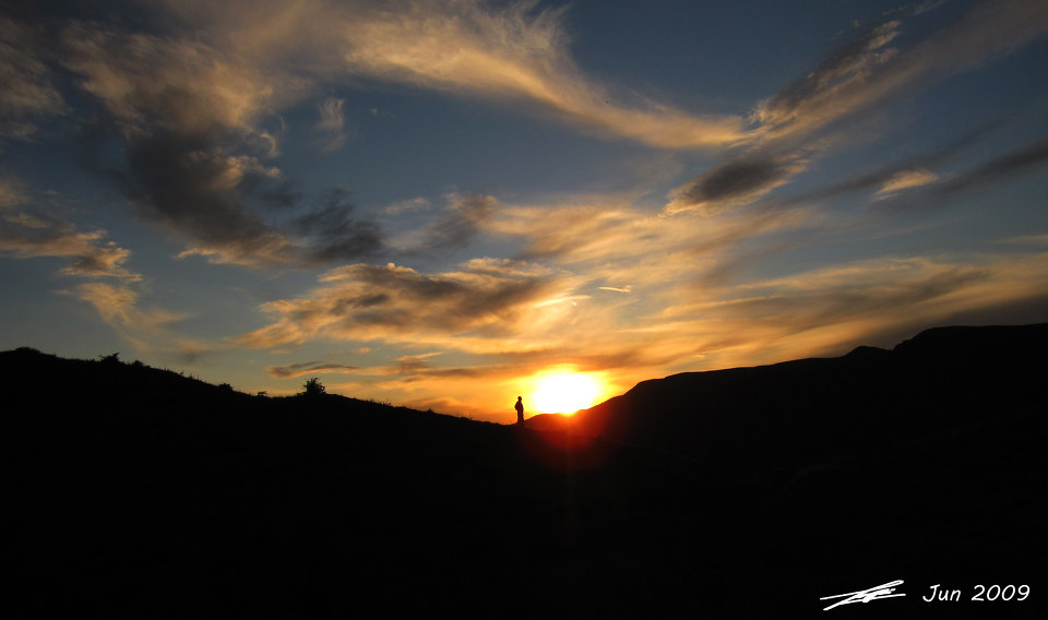 天地人<br />
在远处散步的时候看到同事的影子，于是既有了这样一张照片。