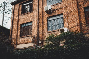 190042