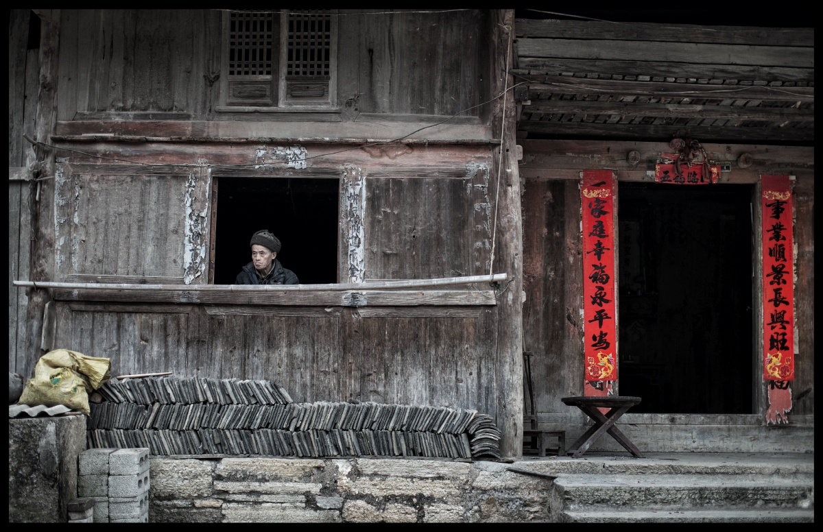 拍摄于春节期间,回老家过年,偶然经过一户人家,见到伫立窗前翘首期盼