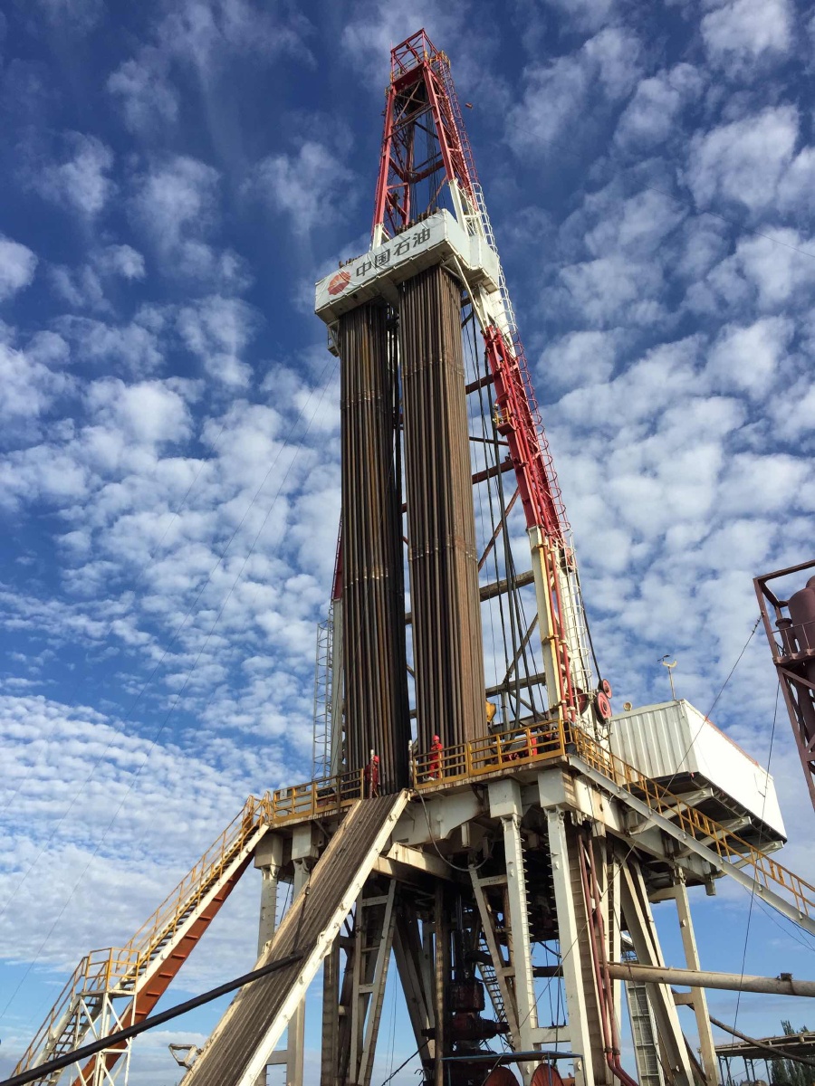 钻井平台上树立的黑色的管子就是钻杆,用来带着钻头钻入地下几千米深