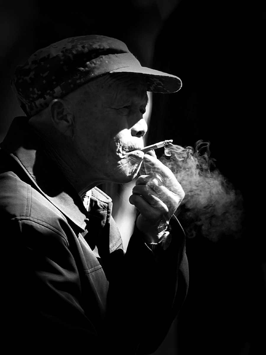 吸烟的老人2