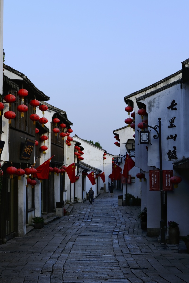 山塘街10月2日早晨山塘街是安静的如果不看店招仿佛是好多年前倒是边