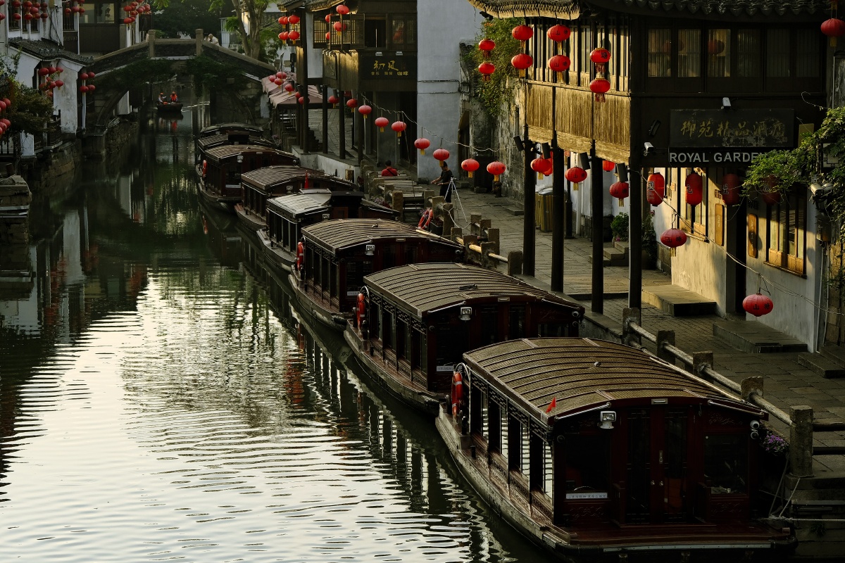山塘街10月2日早晨山塘街是安静的如果不看店招仿佛是好多年前倒是边