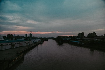 302828