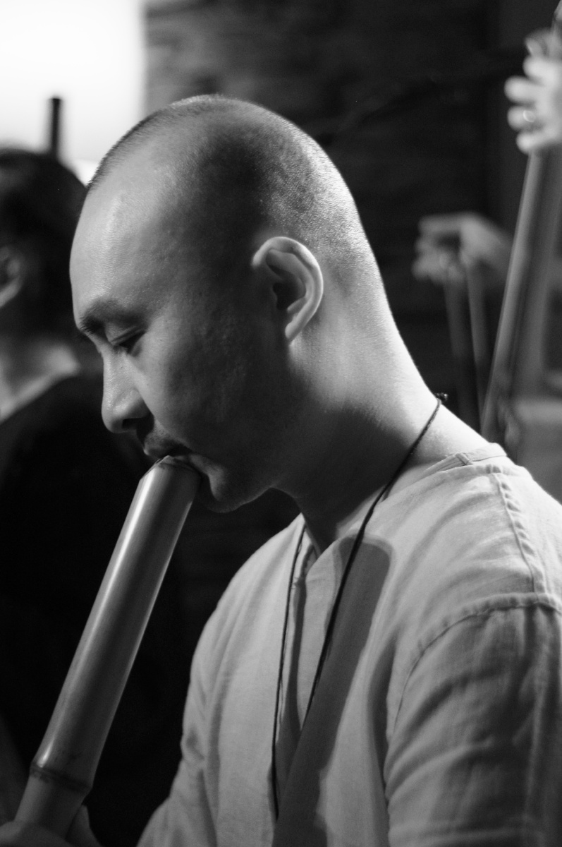 46.嘉徵吹尺八(bw)