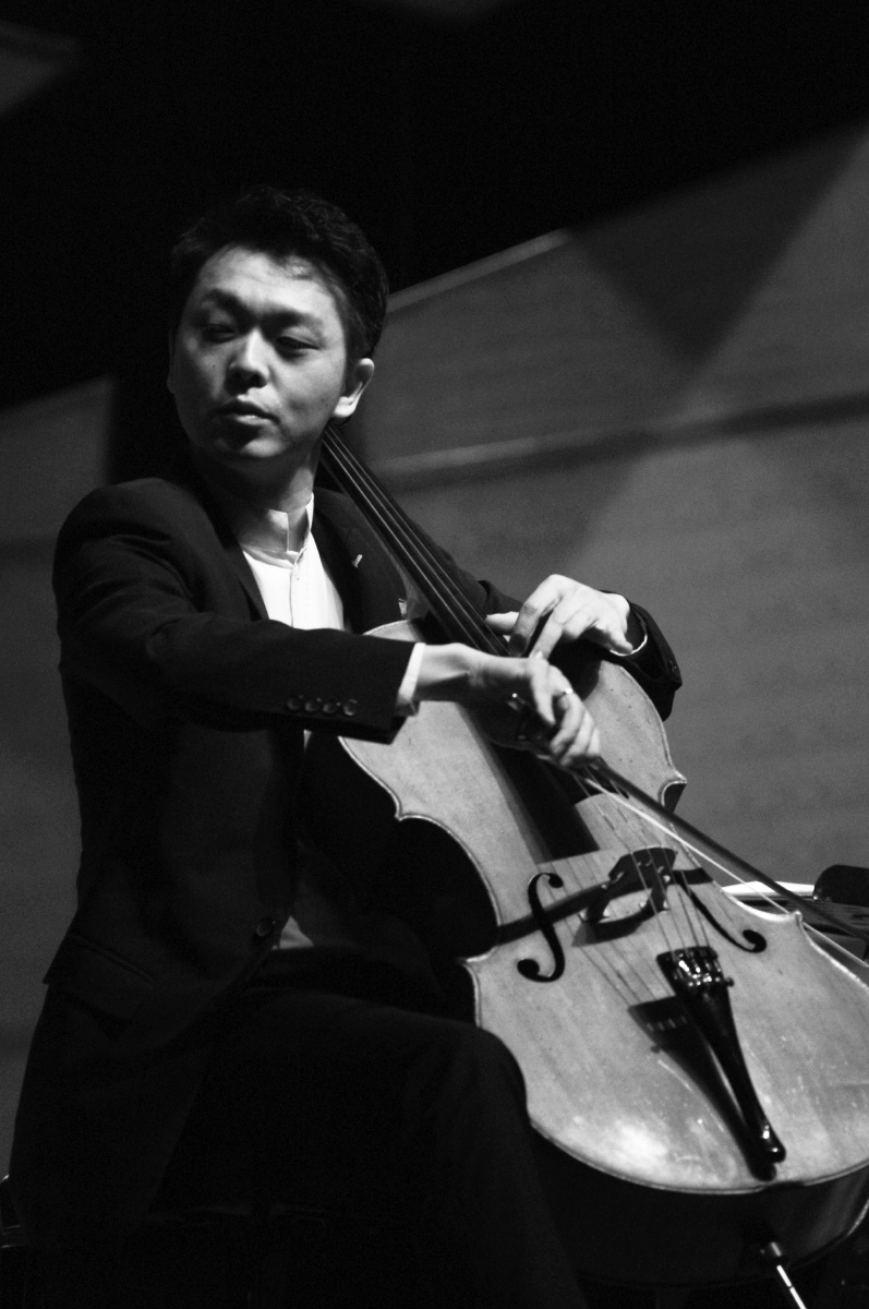 11-秦立巍春城剧院演奏德沃夏克大提琴协奏曲,朱其元老师指挥昆明聂耳