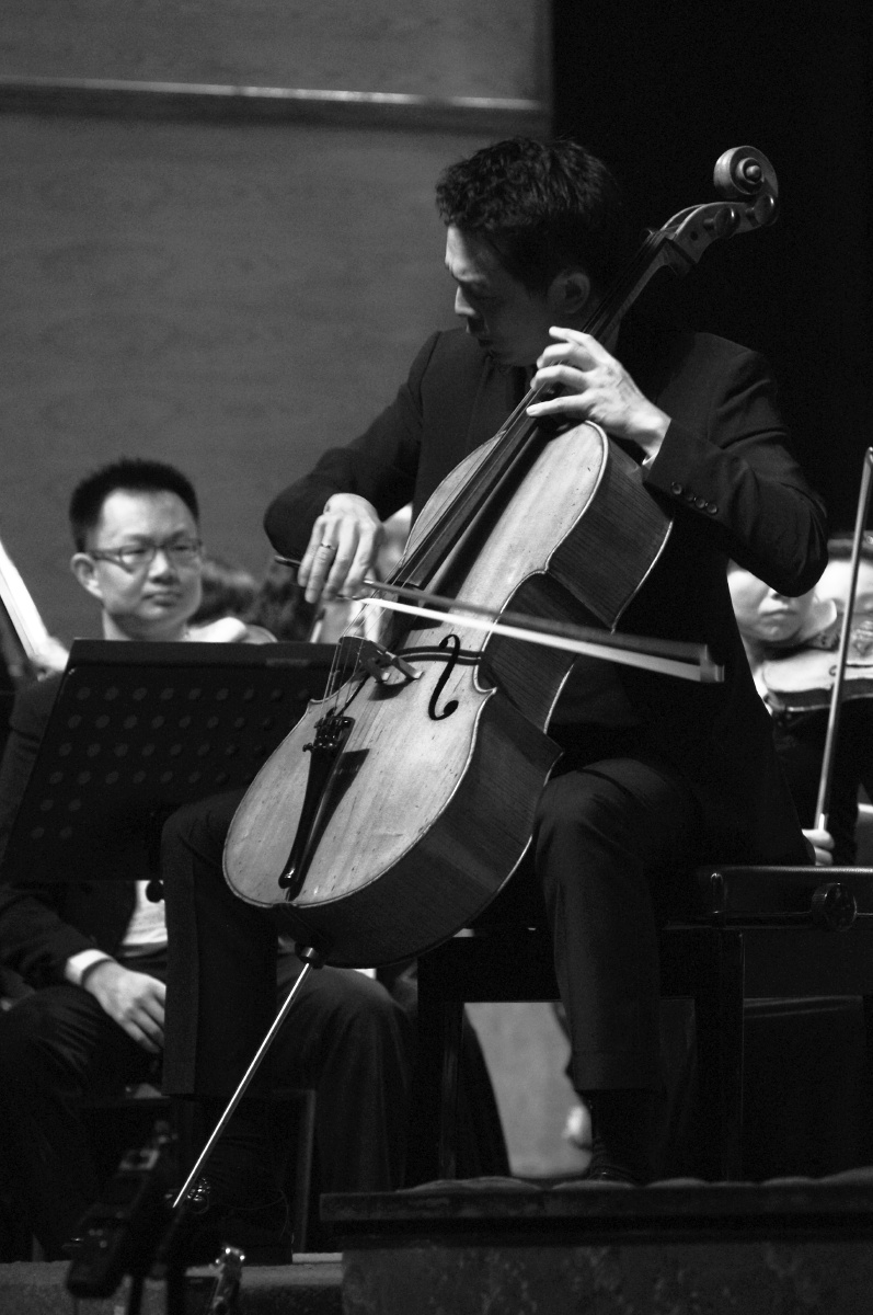 11-秦立巍春城剧院演奏德沃夏克大提琴协奏曲,朱其元老师指挥昆明聂耳