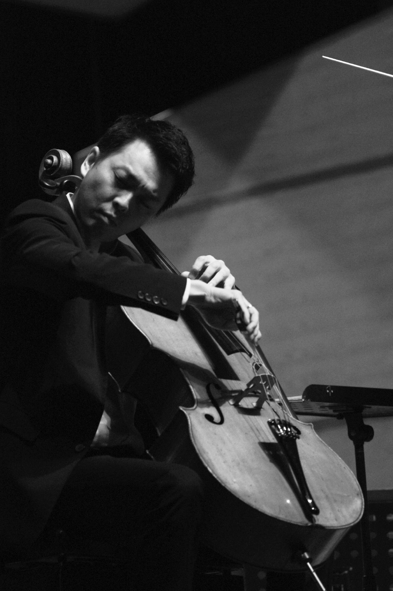 11-秦立巍春城剧院演奏德沃夏克大提琴协奏曲,朱其元老师指挥昆明聂耳