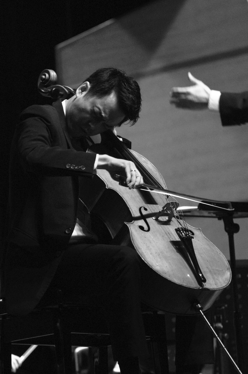 11-秦立巍春城剧院演奏德沃夏克大提琴协奏曲,朱其元老师指挥昆明聂耳