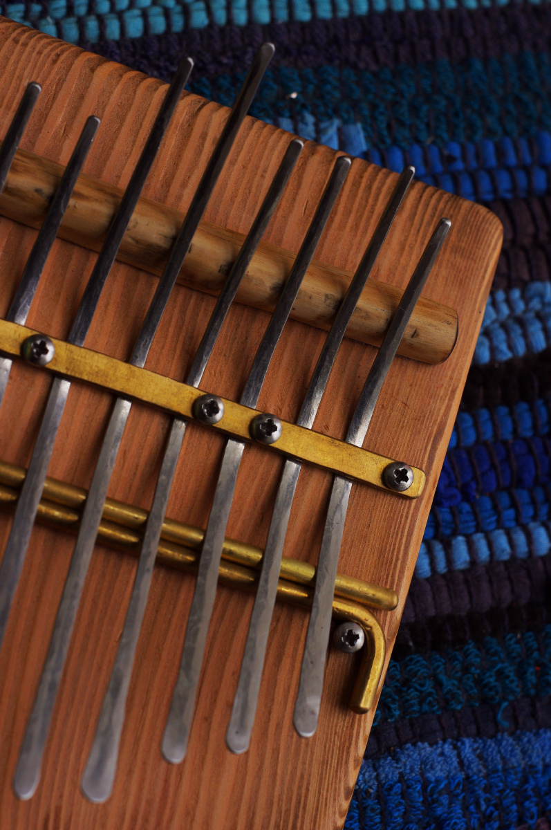 kalimba,翻译成卡林巴,又称拇指琴,西非部落的古老乐器,被称为非洲