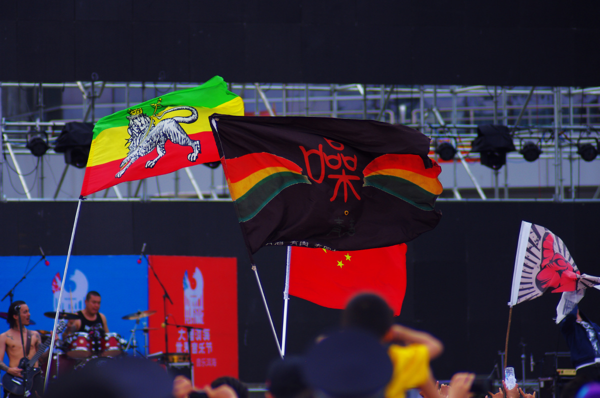 洱海音乐节上的旗帜