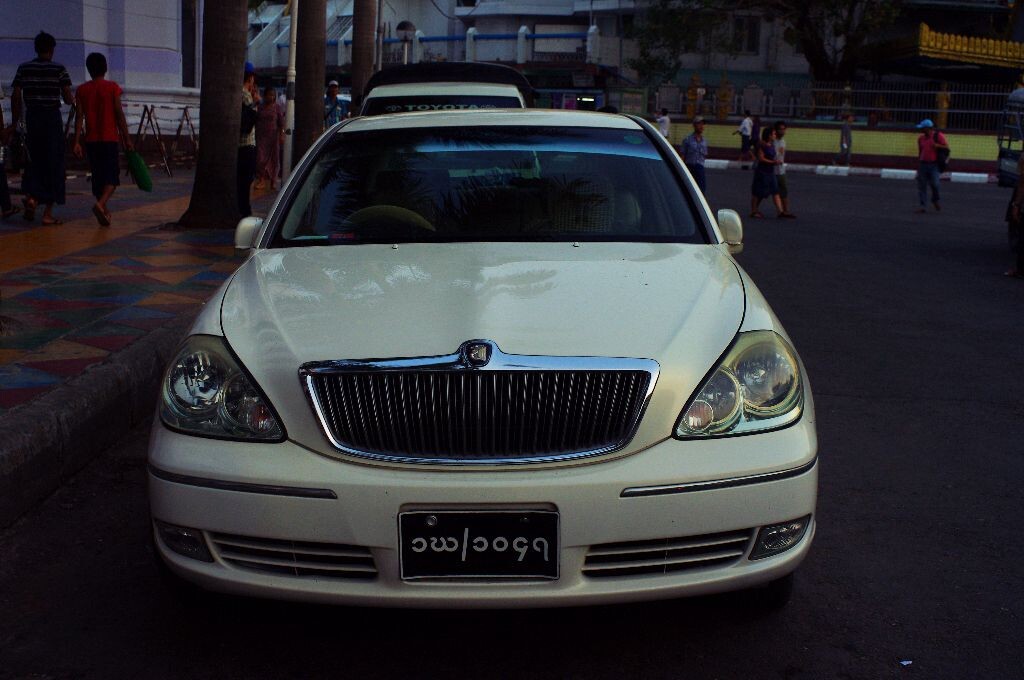 仰光街头的车<br />
