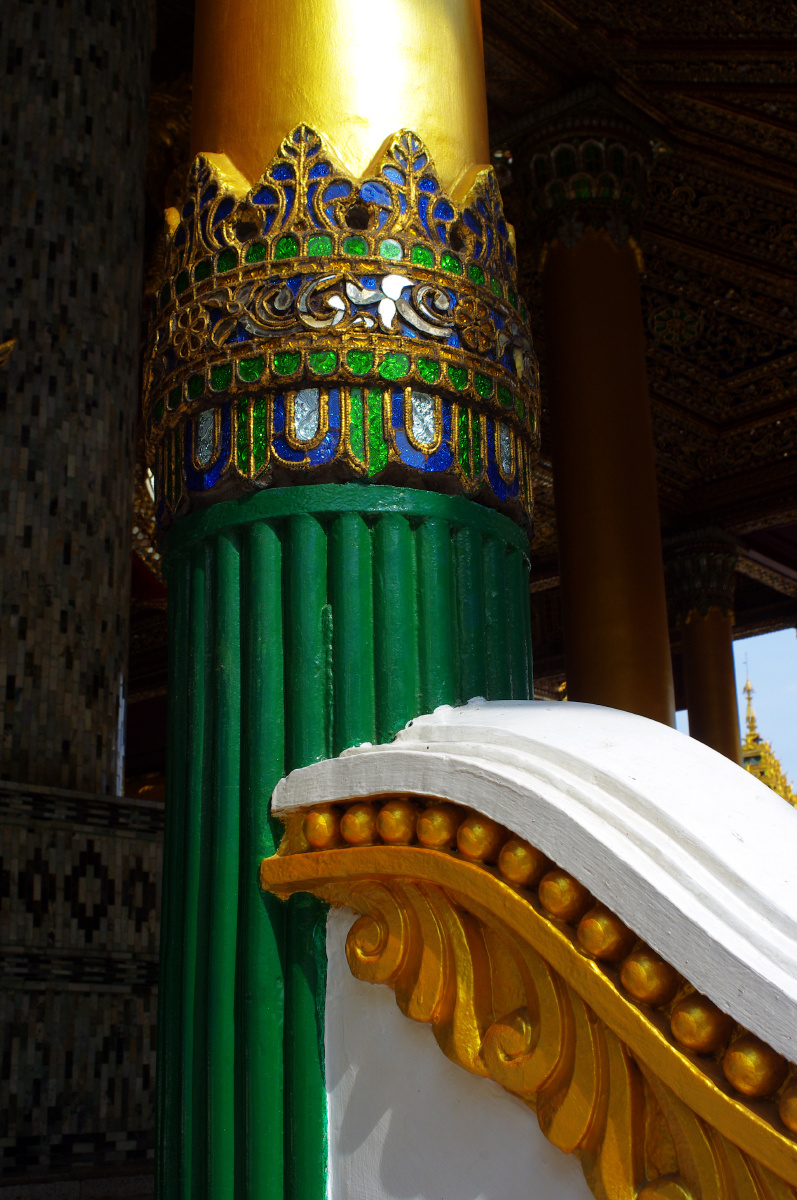 大金寺彩色柱子 br />