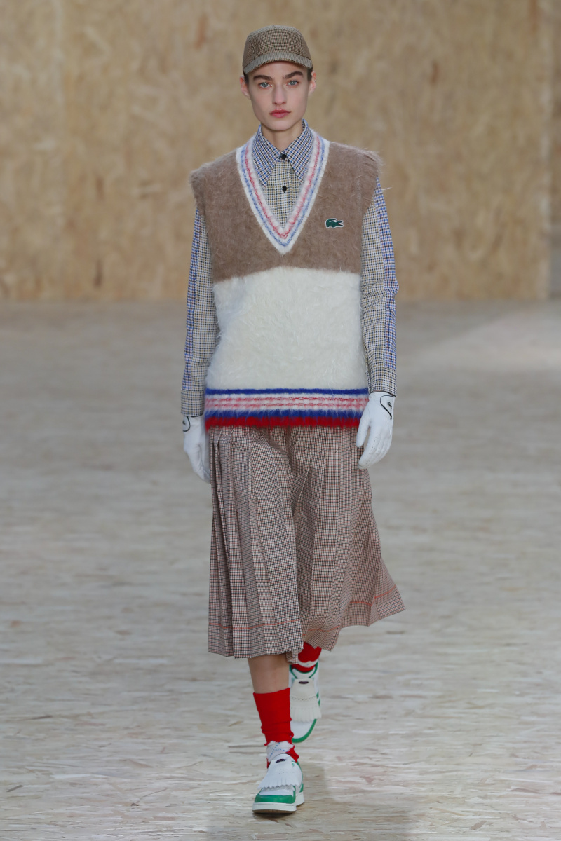 三月街马场里的花斑马