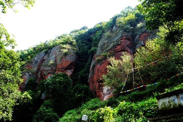 仰观红砂岩石壁