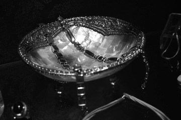 盘子里的手链(BW)