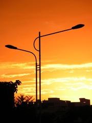 夕阳下的路灯