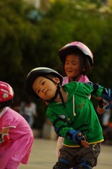 轮滑小男孩