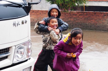 好奇的小孩.JPG