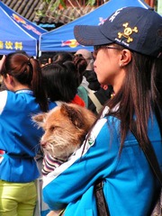 抱狗的小姑娘