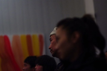 放下相机的摄影师