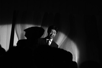 高兴地唱
