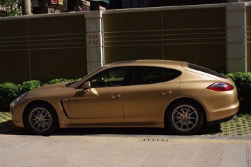 Porsche Panamera侧