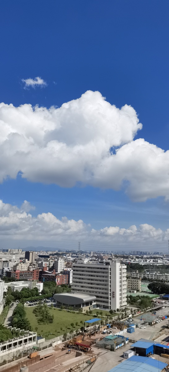 绵绵的云朵雪白雪白如棉花一般被这样的天空迷惑也是一种幸福