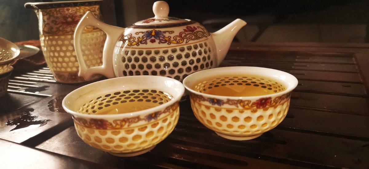 一杯清茶薄酒邀聚三两朋友