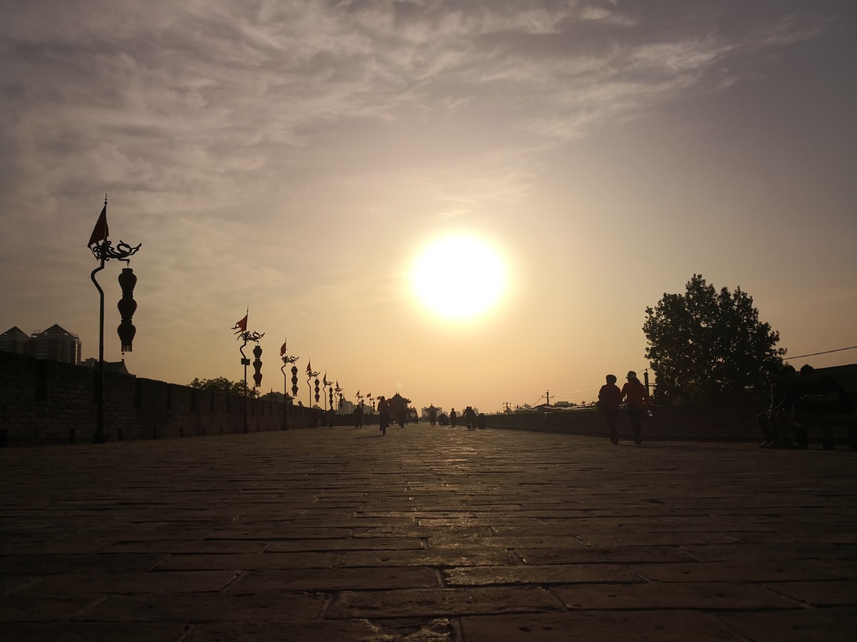 西安古城墙顶的落日剪影