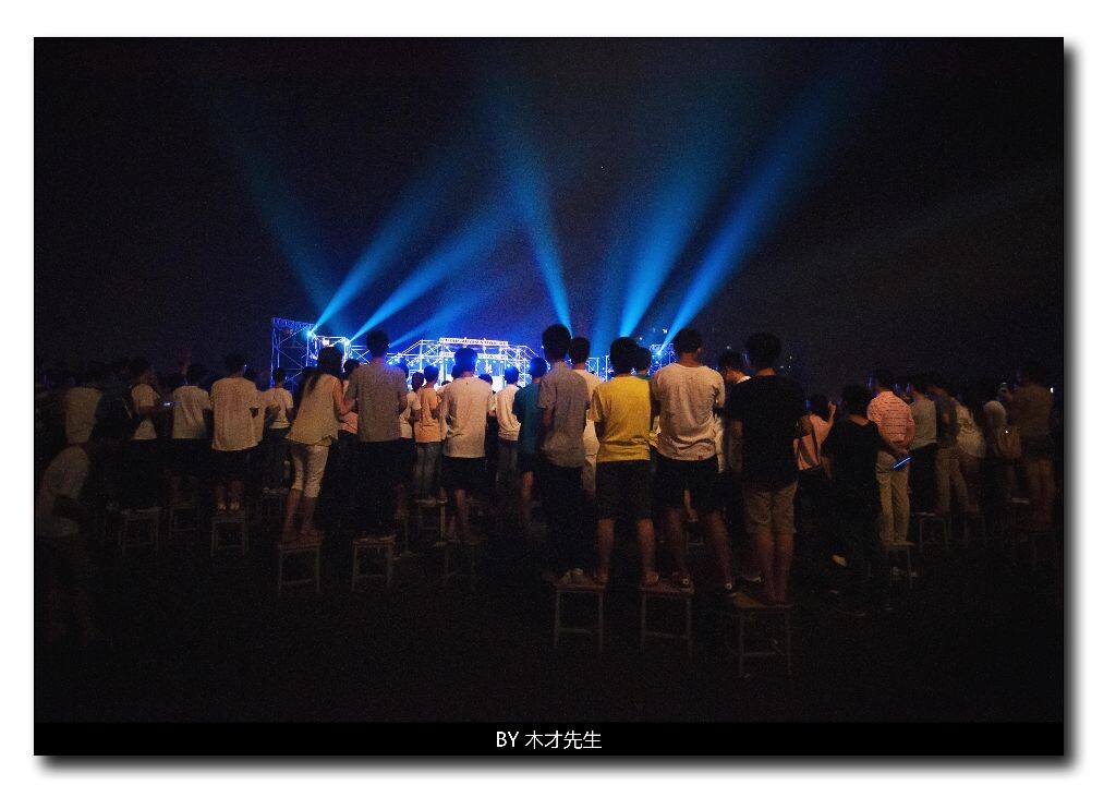 站在后面看不到舞台只能用凳子看节目那些苦逼的孩子们。——毕业晚会——2013.6.16<br />
