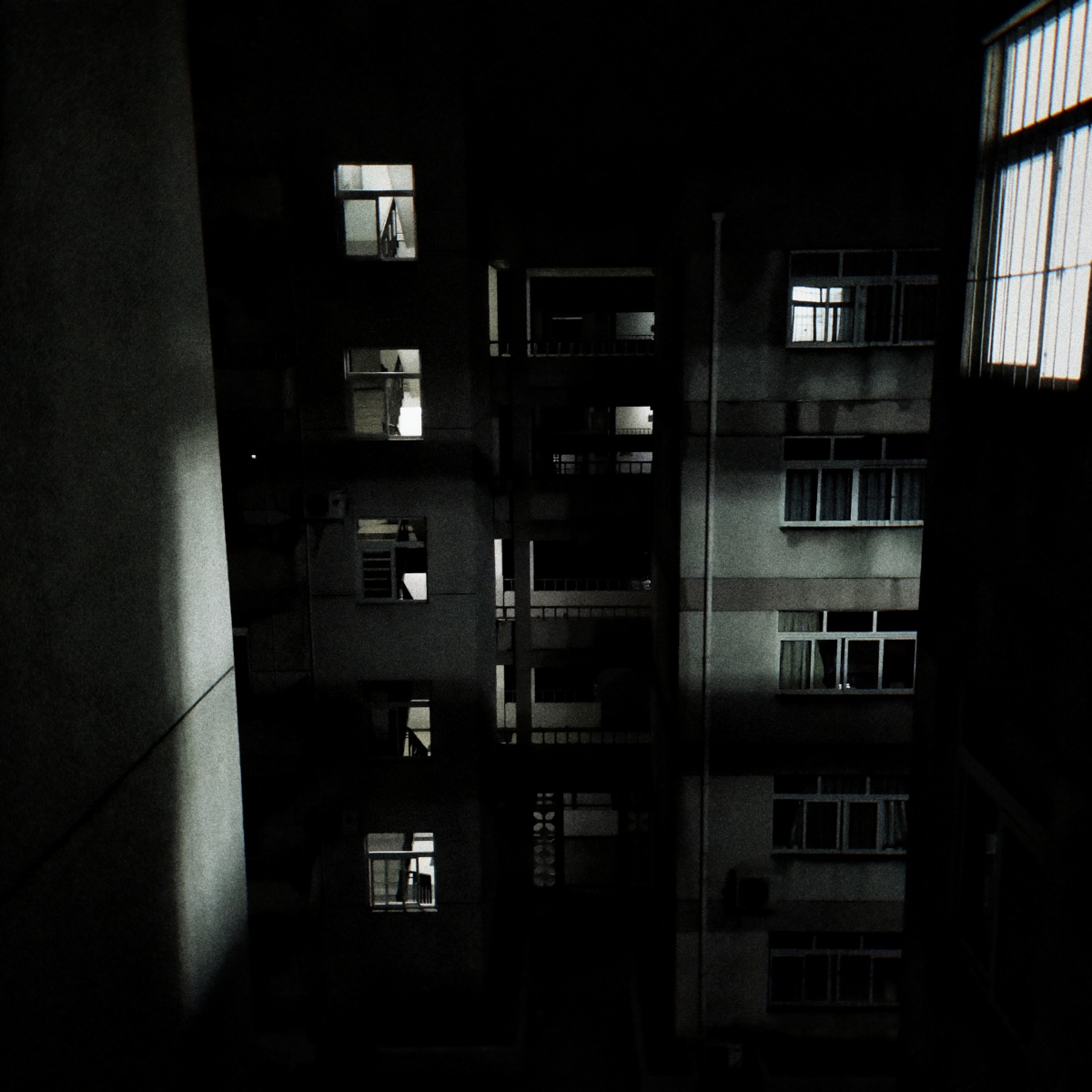 凌晨两点半的宿舍楼