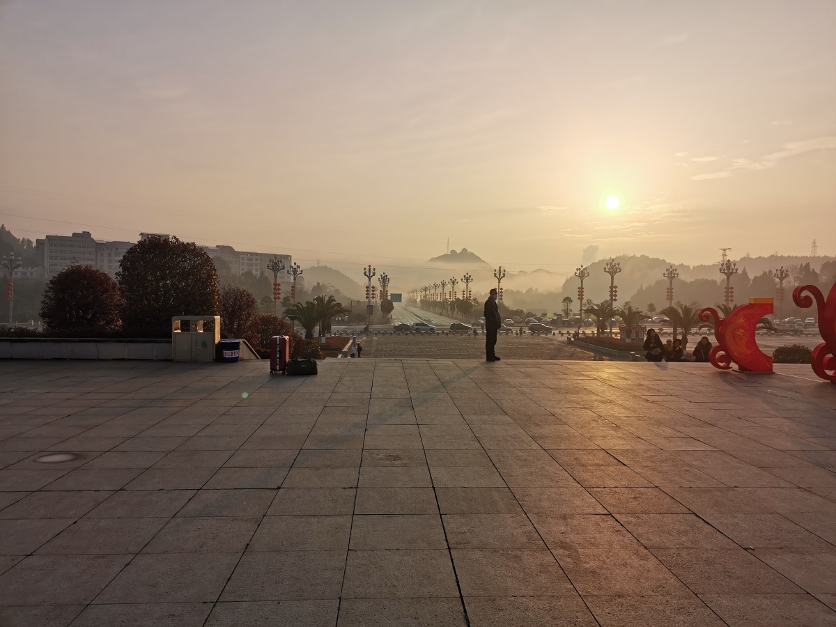 "清晨的车站广场,人们在人间做离别"