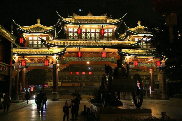 IMG_7594_1<br />
成都琴台路是著名的珠宝一条街，以青羊宫、百花潭、文化公园的厚重历史文化为依托，人气旺，商运高。整条街道建筑设计，夜景灯光设计继承发扬了中国古建筑的精华，显得金碧辉煌。