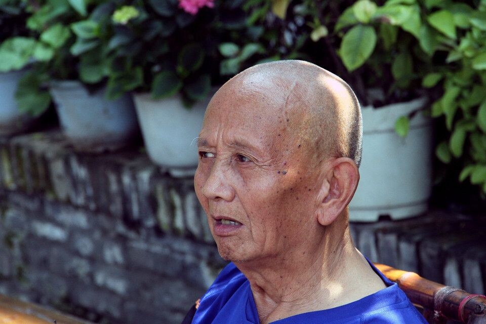 安仁镇的老人2<br />
这位老人，每天坚持书画和打毛线。