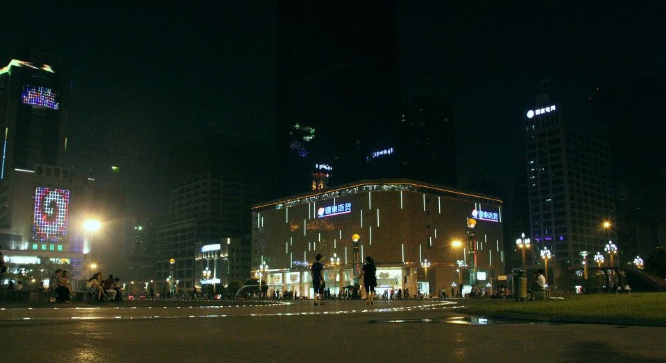 大型实景魔术1--消失<br />
当你按下快门,却发现所要拍摄的目标“消失”了,真会大吃一惊!宛如大卫·科波菲尔在成都上演了一场大型实景魔术--将几十层高的新百货大楼变没了,“消失”了。。。。。。