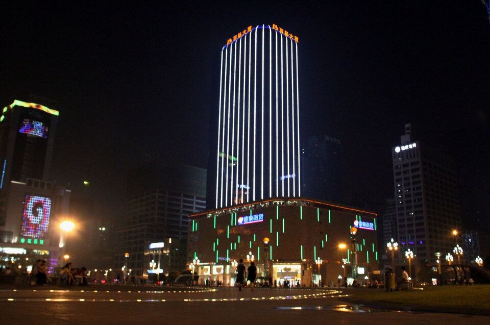 大型实景魔术2--复现<br />
5秒钟后,大楼又“变”出来了。。。。。