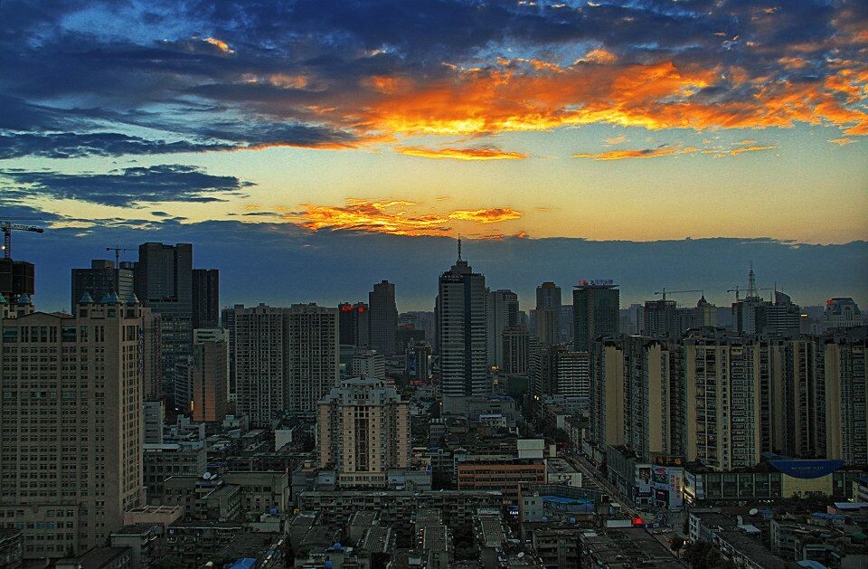 晚霞V水泥森林<br />
人类的发展与进步造成了自然景观的破坏。