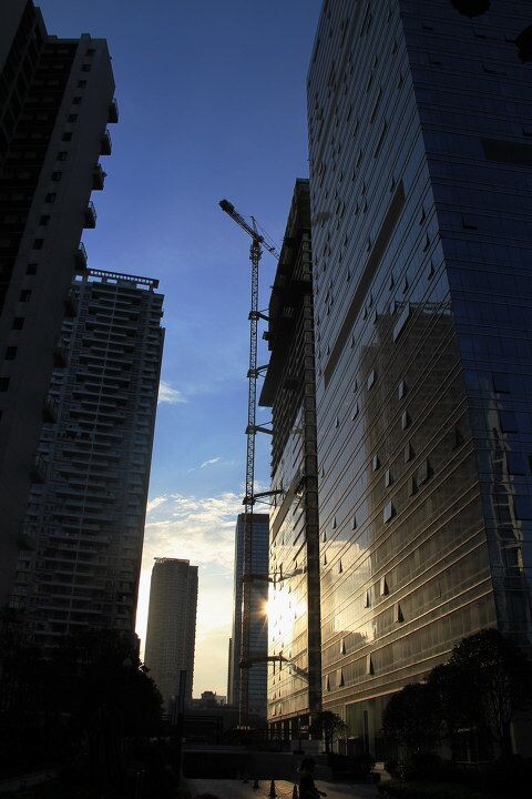 都市落日<br />
我们欣赏大海、大漠的落日。在水泥森林般的都市，落日是什么感觉捏？
