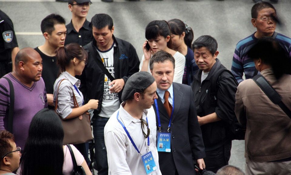 老外也来街拍九一八。