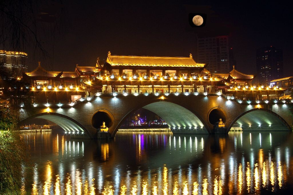 都市夜景2--廊桥夜色<br />
廊桥横跨锦江之上，是成都著名的历史，人文，旅游景观之一。建桥历史悠久，几度毁于战火、洪水，累毁累建。马可波罗在他的游记中推介着墨颇多。今日的廊桥更美丽。