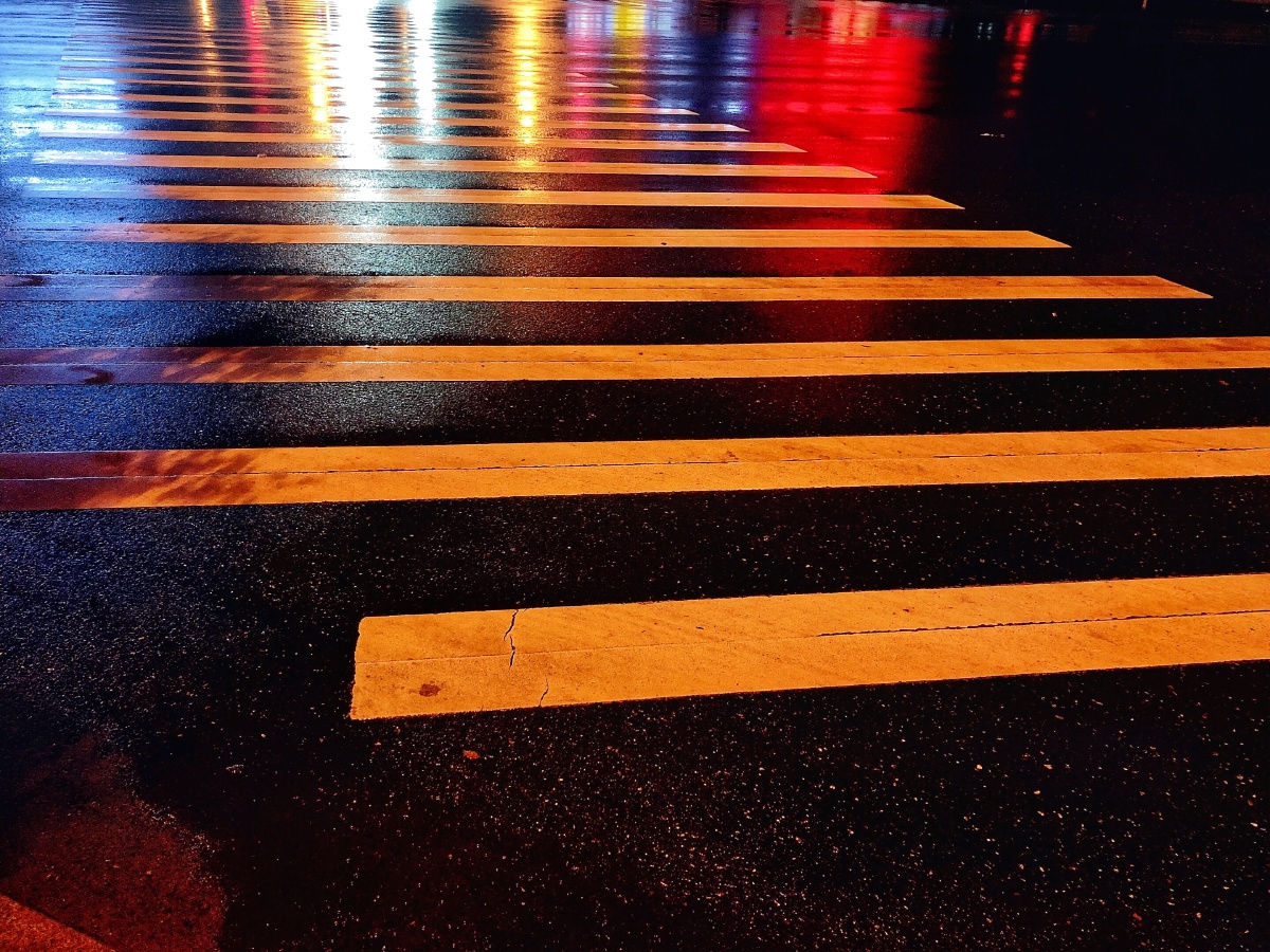 雨后的斑马线显得格外的美丽动人