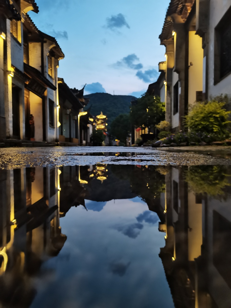雨后的惠山古镇的街道