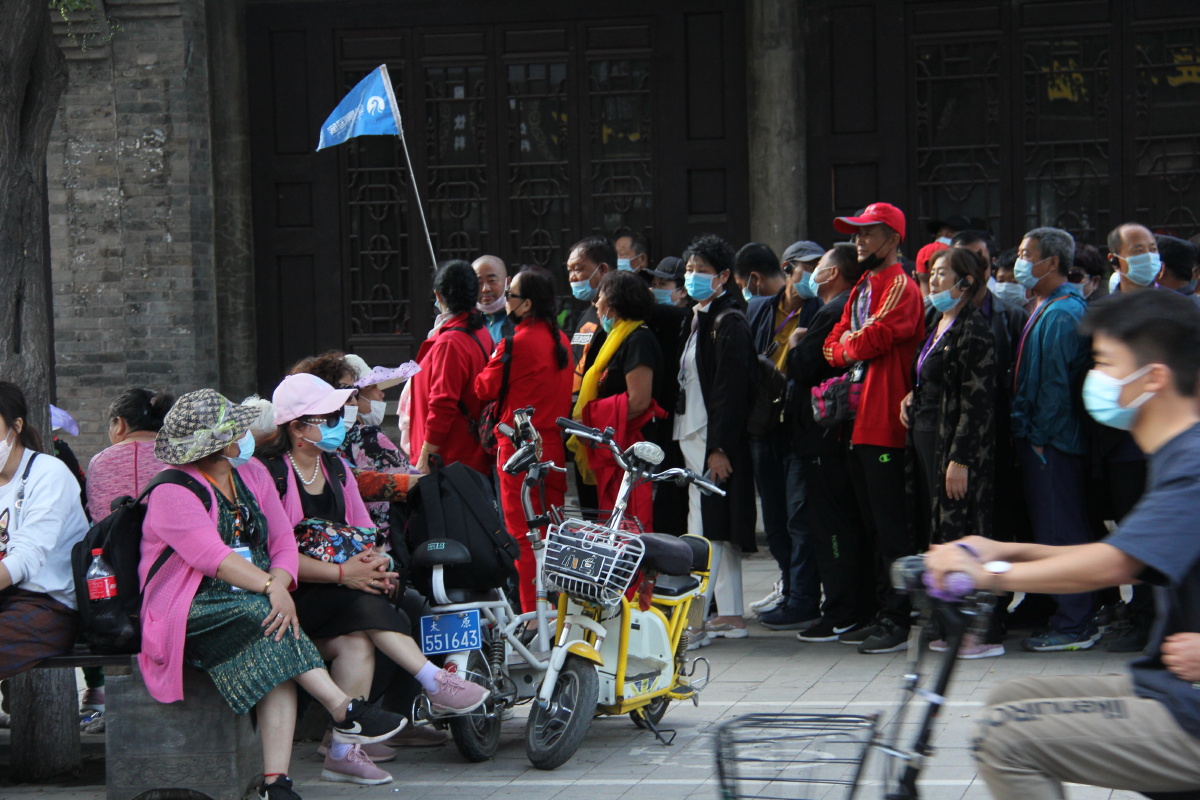 戴口罩的旅行团