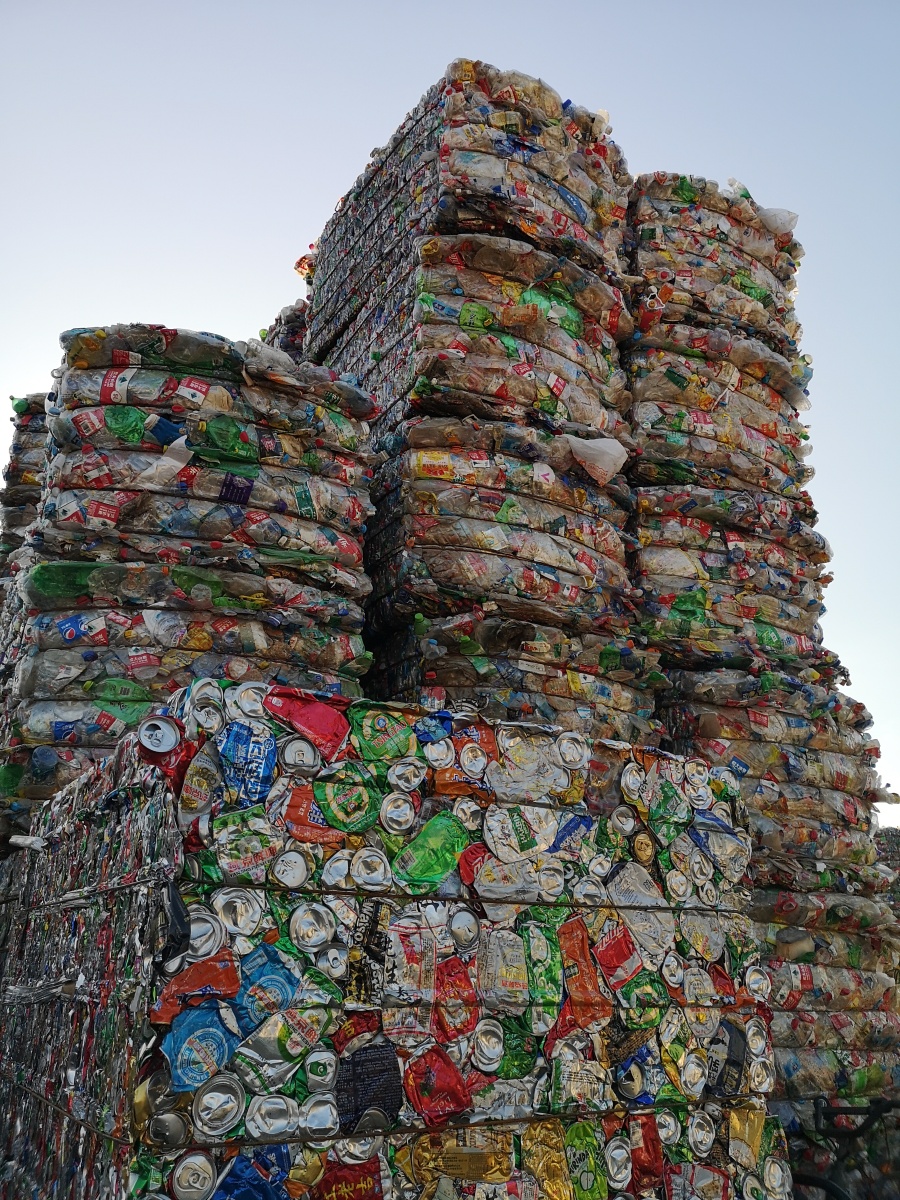 废品站里的压缩塑料瓶