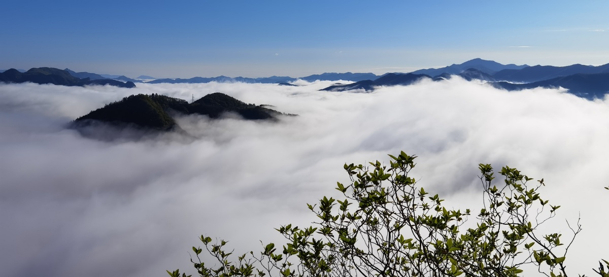 2021年5月9日辽宁本溪桓仁天门山云海吸引了沈阳快乐